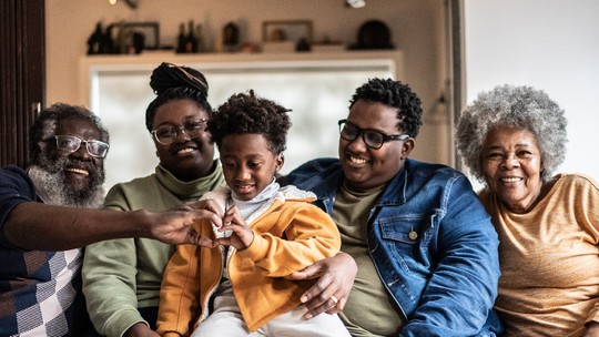 Gerações que se conectam: intergeracionalidade como força social do nosso tempo